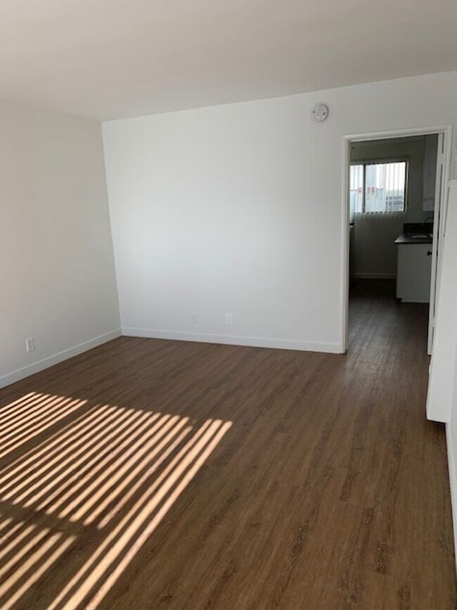Foto del edificio - 3747 Clarington Ave