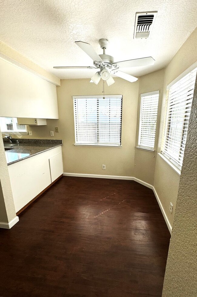 Building Photo - 3Br 3 Bath with bonus room