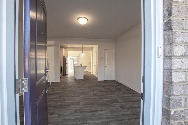 Foto del edificio - BEAUTIFUL 2 Bedroom Townhome in Cox Mill D...