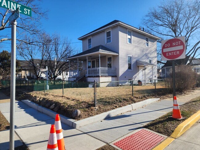 Building Photo - Newly Remodeled
