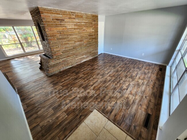 Foto del edificio - 719 N St Joseph Dr