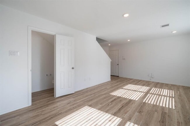 Building Photo - 14538 Broadbury Pond Rd
