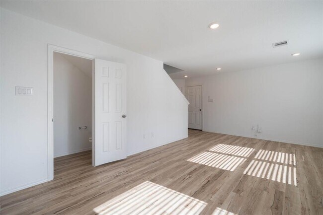Foto del edificio - 14538 Broadbury Pond Rd