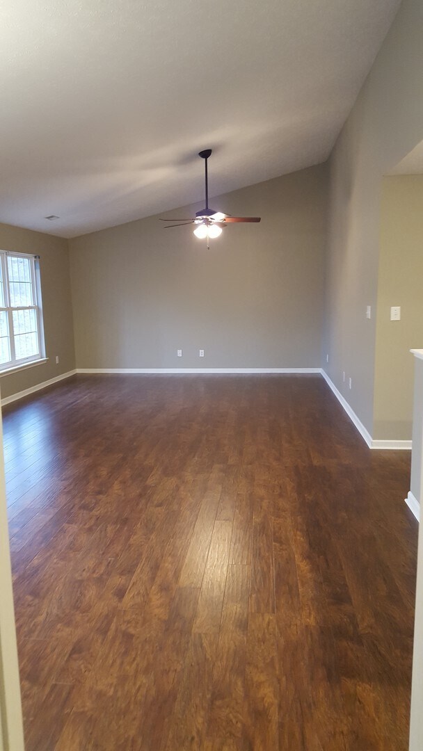 Building Photo - 3 bed, 2 bath Home with GARAGE! (July 2025)