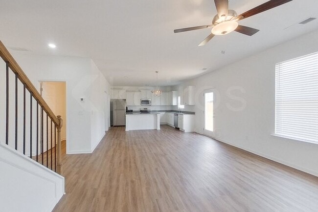 Building Photo - 203 Silver Maple Ln