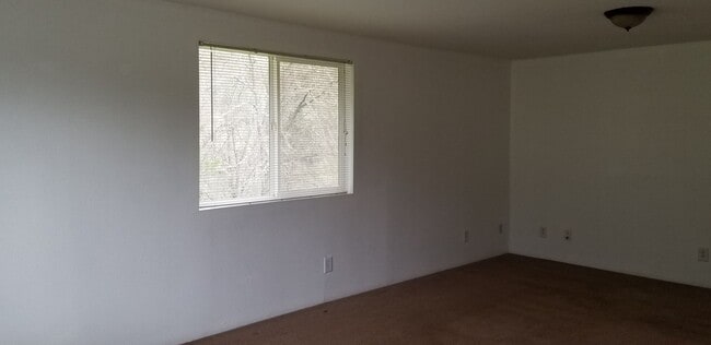 Building Photo - 3 bed/2 bath