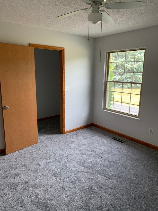 Master bedroom with new carpeting - 1954 Edgewood Dr