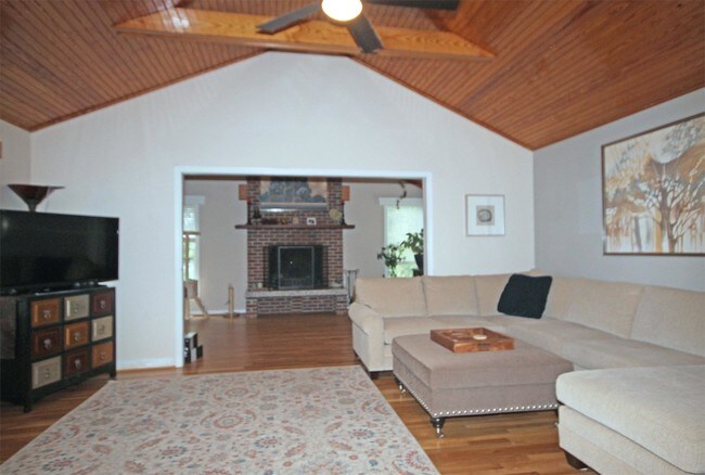 Foto del edificio - 103 Sweetbriar Rd