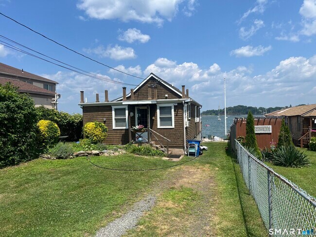 Foto del edificio - 130 Cove St