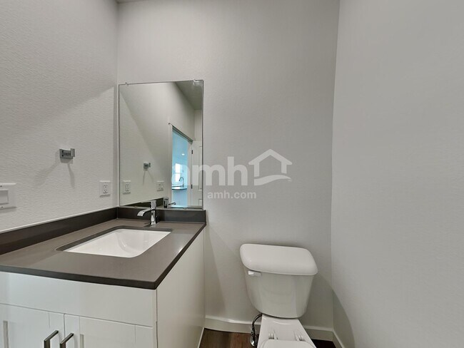 Foto del edificio - 23502 E 3rd Pl