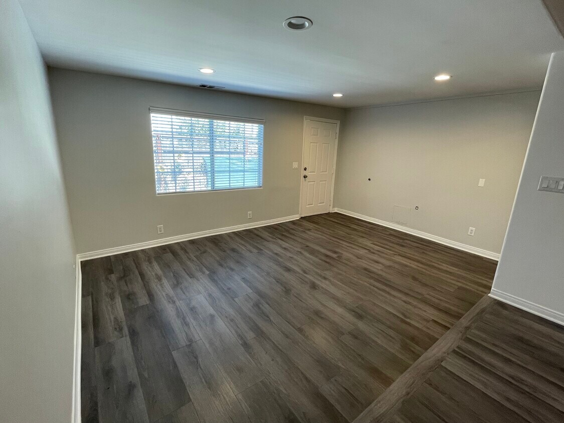 Foto principal - 15235 Chatsworth St