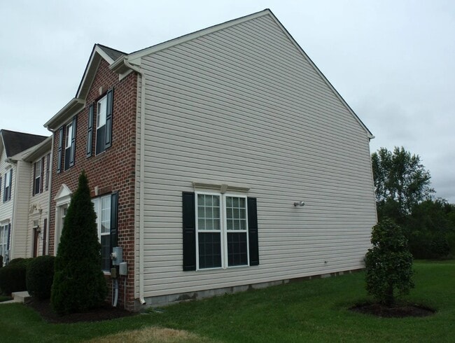 side view of property - 1001 Meadow View Dr