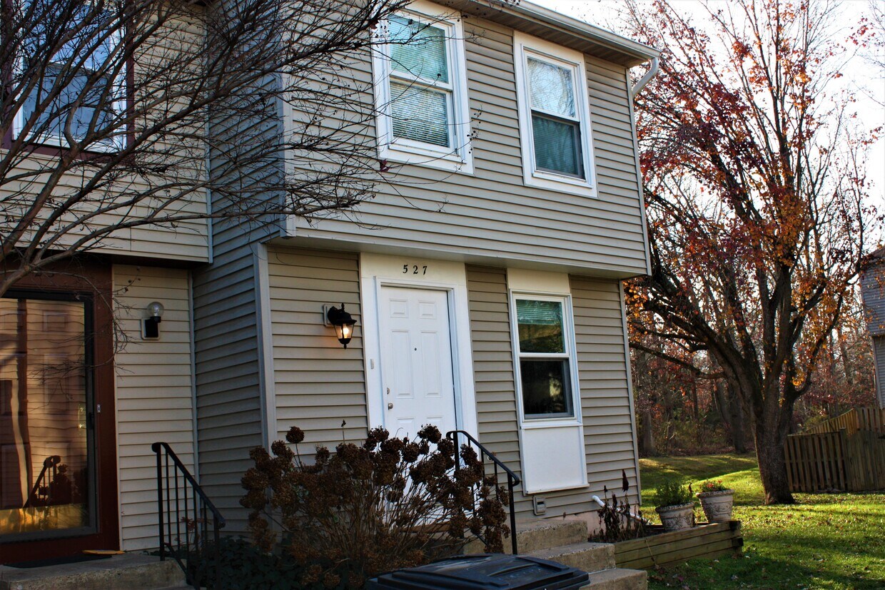 Front - 527 Brethour Ct
