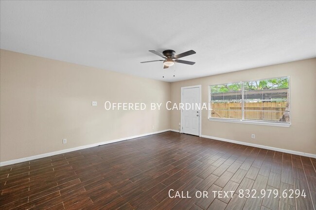 Building Photo - Westbury| 2br, 1.5 bath| Covered Parking a...