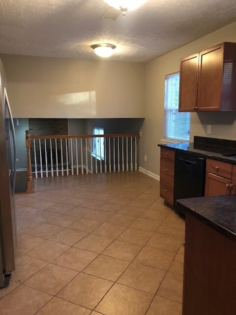 Building Photo - LARGE 4br/2.5ba - GREAT DECATUR LOCATION!!...