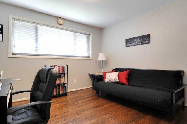 Una de las tres amplias habitaciones - 3046 Briarcliff Rd NE