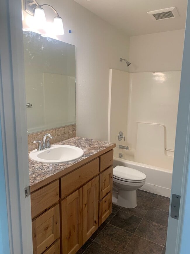 Building Photo - Newer home, 3bed 2bath, low maintenance la...