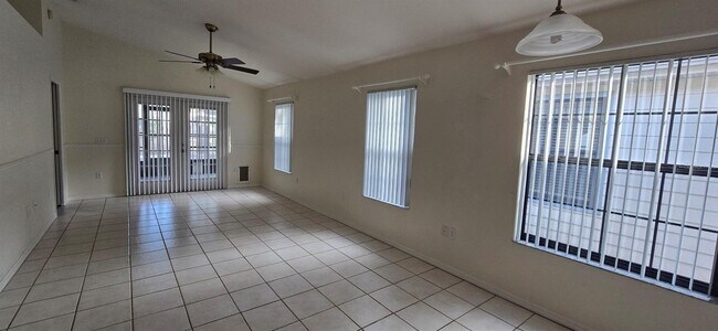 Foto del edificio - 2315 NE 40th Ave