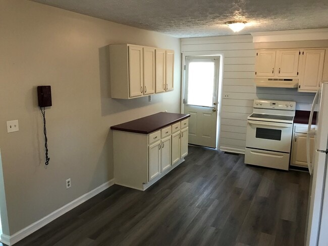 Building Photo - 3 Bedroom Brick Home - Move in Ready