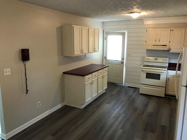 Building Photo - Move In Ready 3 Bedroom Brick Home