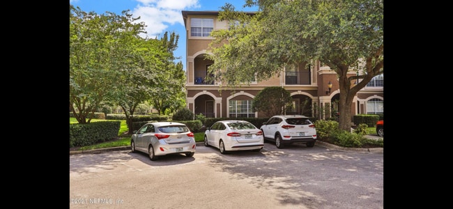 Apartamento - 10961 Burnt Mill Rd