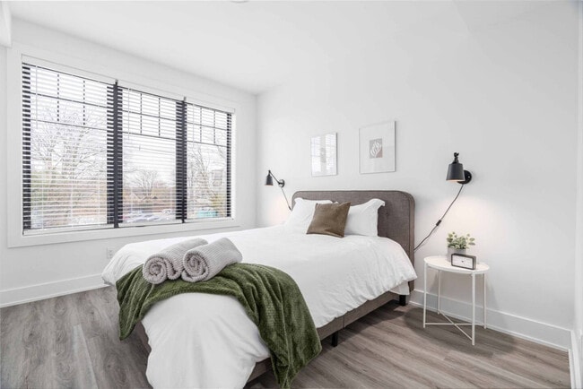 Building Photo - 585 Queens Ave