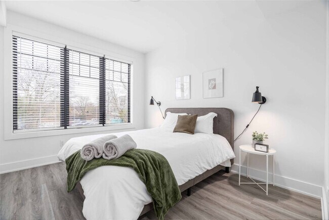 Photo du bâtiment - 585 Queens Ave