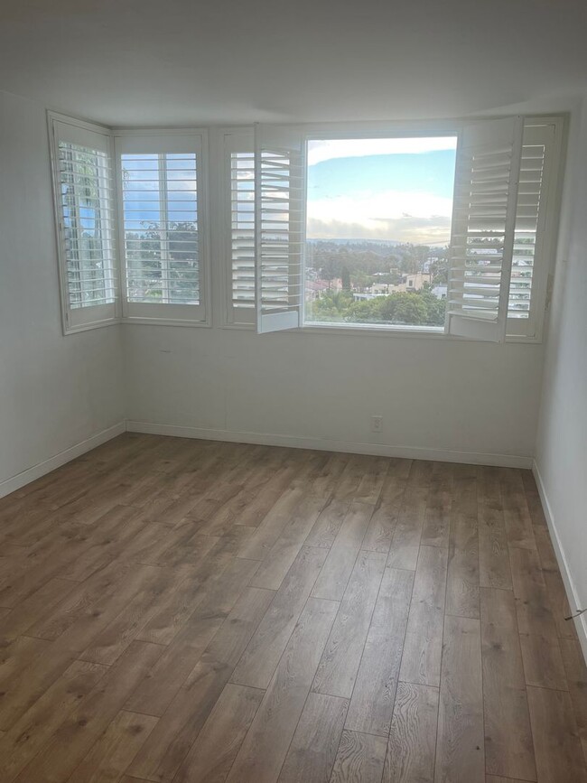 Building Photo - Upscale Remodeled 2/2 Condo in the Heart o...