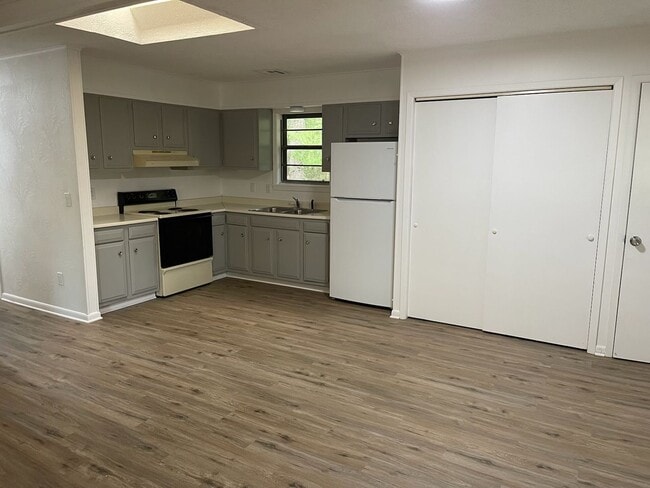 Building Photo - Cutie and move-in ready