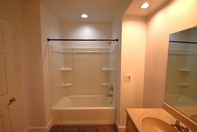 Foto del edificio - Spacious Corner lot home