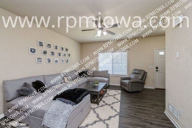 Building Photo - GREAT LOCATION!! 3 Bed, 2.5 Bath Townhome ...