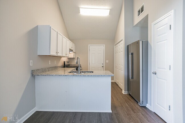 Building Photo - 308 Autumn Lake Dr