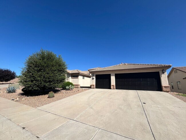 Foto del edificio - 3263 Redleaf  3 bedroom home with 3 car garage