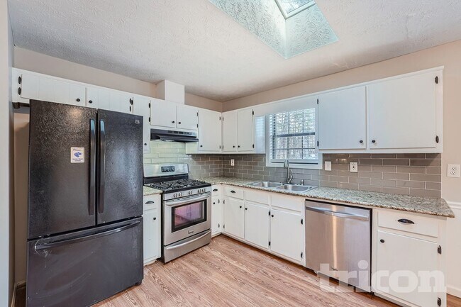 Foto del edificio - 438 Russell Rd