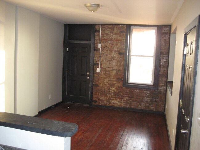 Foto del edificio - 2 BEDROOM UPDATED ALL ELECTRIC UNIT IN THE GROVE