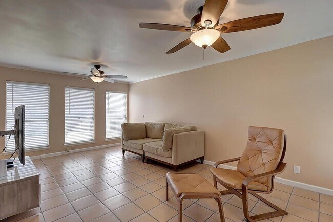 Foto del edificio - 13809 Suntan Ave