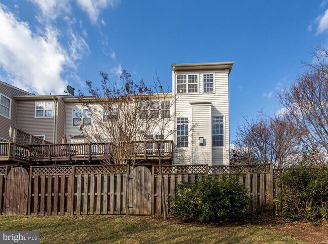 Building Photo - 22000 Avonworth Square