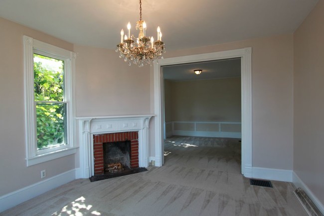 Building Photo - Downtown Victorian House