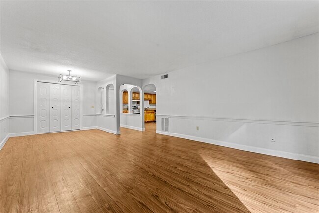 Building Photo - 3 Shadowbrook Ln