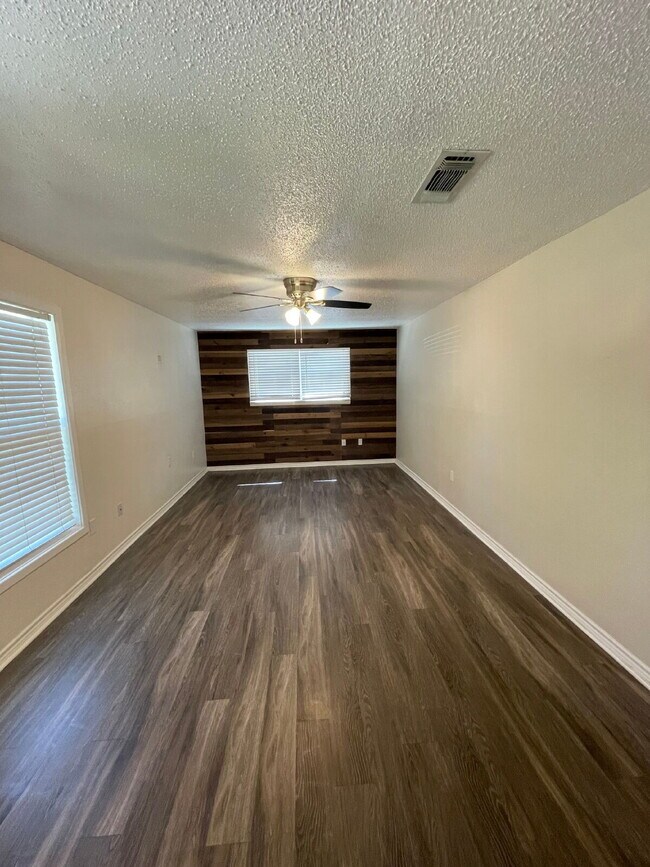 Building Photo - Stunning 3-Bed, 2-Bath Retreat in Lubbock – Spacious 1558 Sq Ft Home!