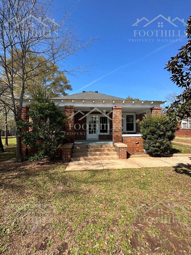 Foto principal - Newly Renovated 3-Bedroom Home Near Downto...