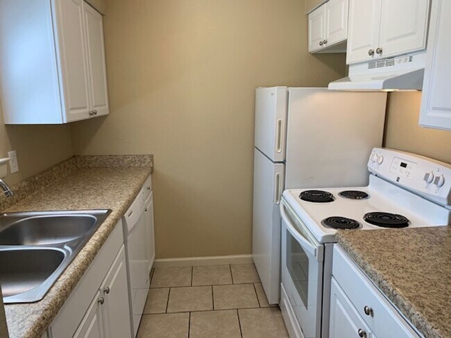Building Photo - First Floor 2BD/2BA Condo on Memphis/Germantown Line!