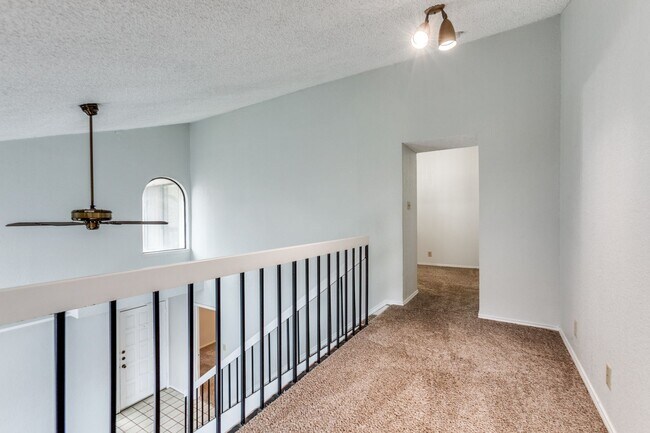 Foto del edificio - Spacious Backyard & Balcony • 2 Bedroom To...