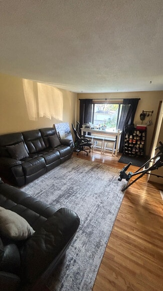 Building Photo - 3640 Oak Ter