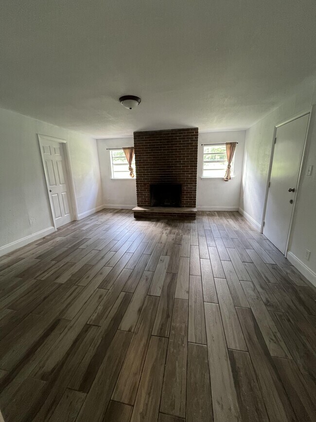 Building Photo - 5825 Hornet Dr