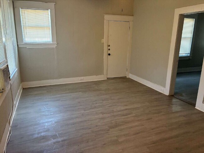 Building Photo - Application Special - South Side One Bedroom Apartment for Rent