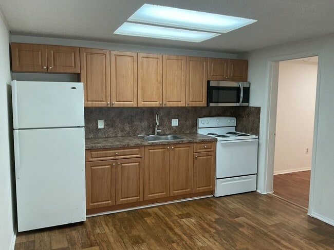 Building Photo - Spacious 1/1 in a great Tamarac location! ...