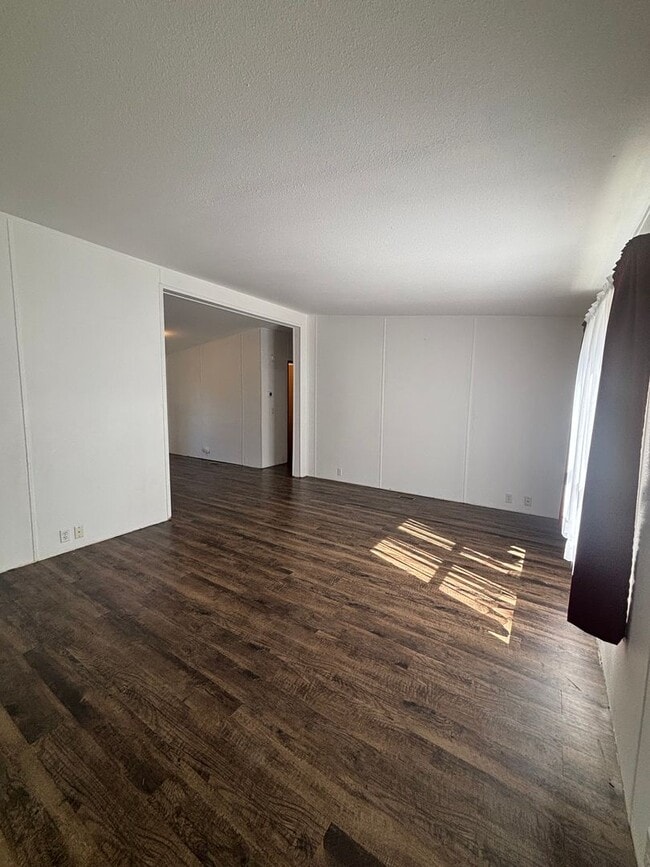 Building Photo - 3 Bedroom 2 bathroom