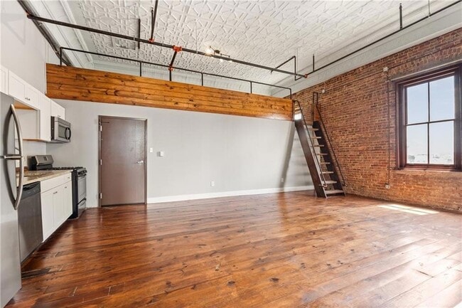 Building Photo - 558 St Francis St