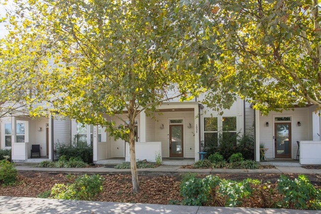 Foto del edificio - Beautiful Townhome in PRIME Location